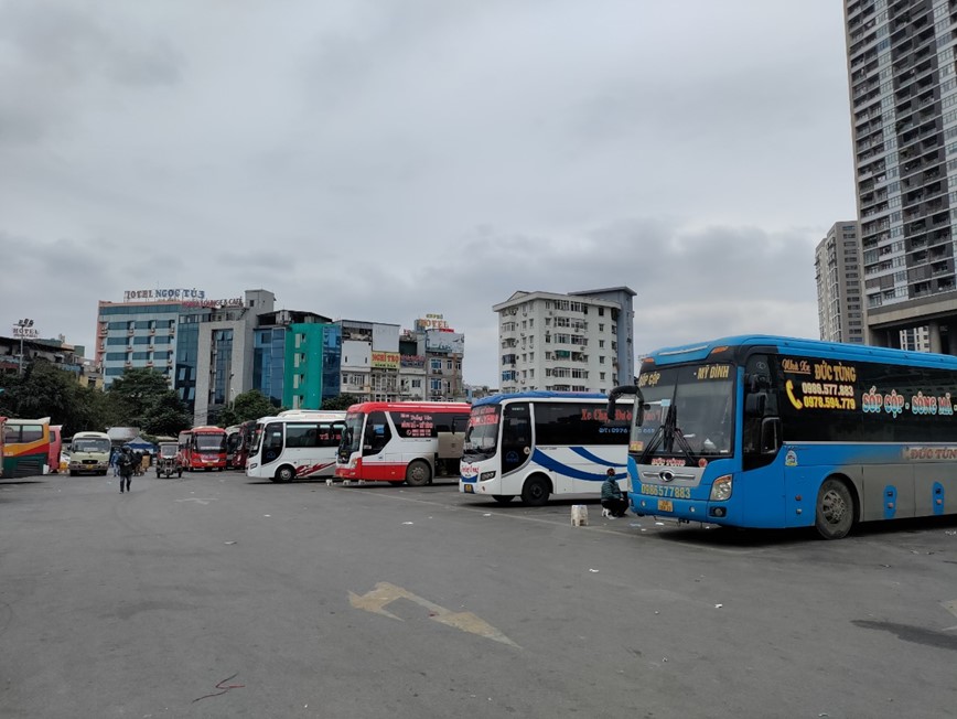 Van tai hanh khach doi mat voi vien canh “Tet khong am cung” - Hinh anh 2