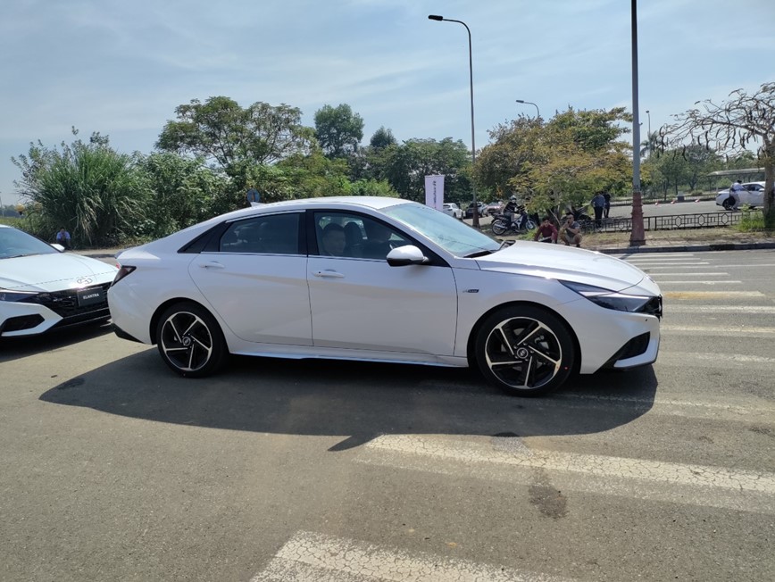 Hyundai tung mau Elantra All New 2023 voi muc gia tu 599 trieu dong - Hinh anh 5